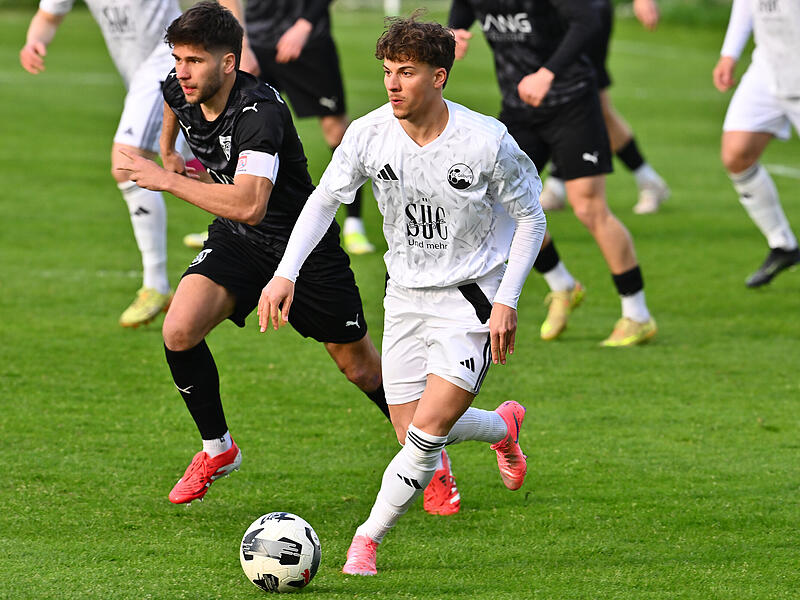 Norik H&ouml;hn zieht hier Luca Pulkrabek vom FSV Stadeln davon. Der St&uuml;rmer des FC Coburg erzielte am Dienstagabend drei Treffer.