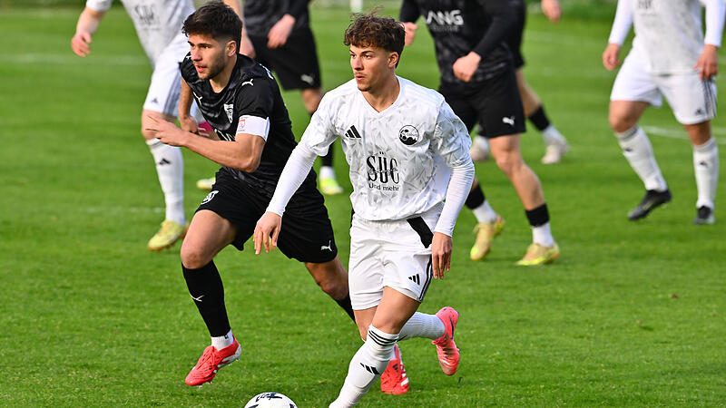 Norik H&ouml;hn zieht hier Luca Pulkrabek vom FSV Stadeln davon. Der St&uuml;rmer des FC Coburg erzielte am Dienstagabend drei Treffer.