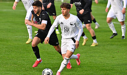 Norik H&ouml;hn zieht hier Luca Pulkrabek vom FSV Stadeln davon. Der St&uuml;rmer des FC Coburg erzielte am Dienstagabend drei Treffer.
