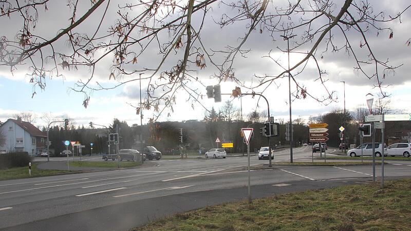 Die Ortsdurchfahrt von Marktrodach soll saniert werden. Das Bild zeigt die B&nbsp;173-Kreuzung (Fahrtrichtung von Zeyern kommend in Richtung Kronach). Links die Abzweigung nach Kulmbach. Rechts Ortseinfahrt Unterrodach.