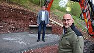 Torsten Schoch (rechts) ist neuer Leiter des Hammelburger Bauhofs. Auf dem Bild begutachtet er mit Bürgermeister Armin Warmuth eine der vielen kleineren Baustellen des Bauhofes, nämlich Vorbereitungen für einen Bildstock in Obererthal.