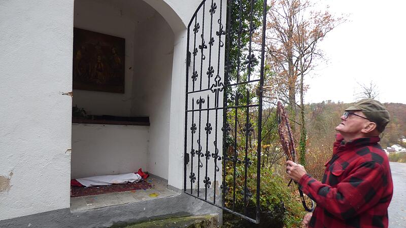 Franz Zambelli ist traurig über die Zerstörung der Vase.Forchheim & Fränkische Schweiz Franz Zambelli ist traurig über die Zerstörung der Vase.Forchheim & Fränkische Schweiz