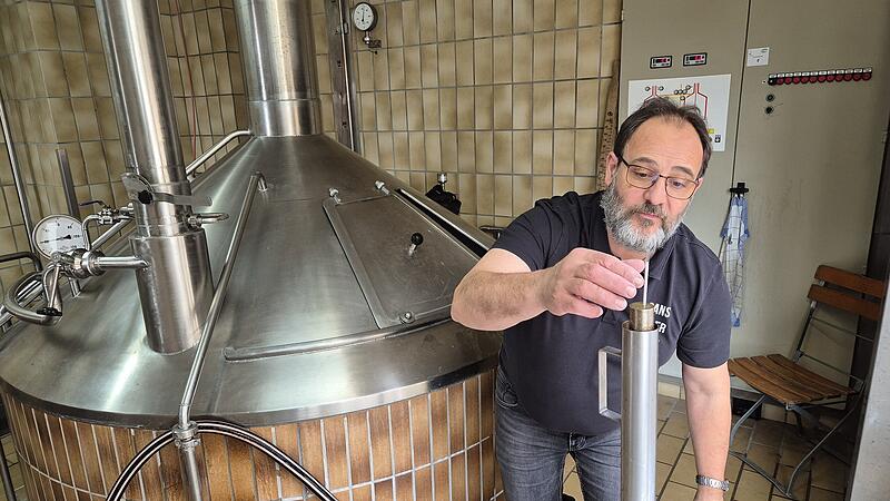 Brauerei G&auml;nstaller: Braumeister Norbert Fischer gibt im Sudhaus in R&ouml;bersdorf den Takt vor