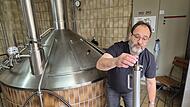 Brauerei G&auml;nstaller: Braumeister Norbert Fischer gibt im Sudhaus in R&ouml;bersdorf den Takt vor