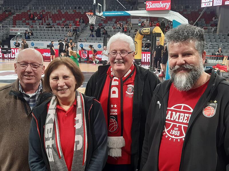 Maria Roppelt mit ihrem Mann Eduard (zweiter von rechts). Dazu ihre Freunde Mike Zimmermann (links) und Bernd Hofmann (rechts).