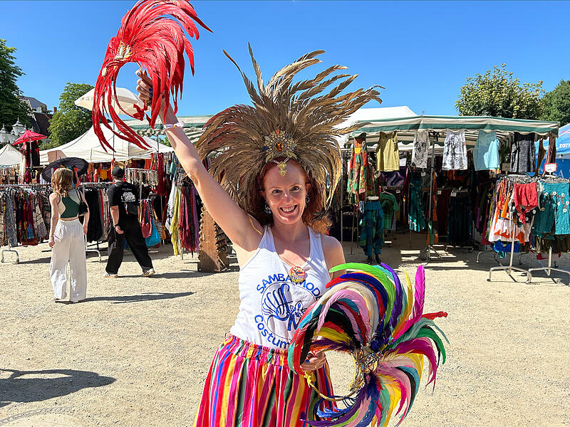 Besuch aus Bologna beim Samba-Festival in Coburg „Samba tut mir gut“, sagt Tatjana Pancotto. In ihrer Heimatstadt Bologna spielt sie in einer Sambagruppe. Beim Samba-Festival in Coburg verkauft sie selbstgenähte Sambakostüme und -zubehör.
