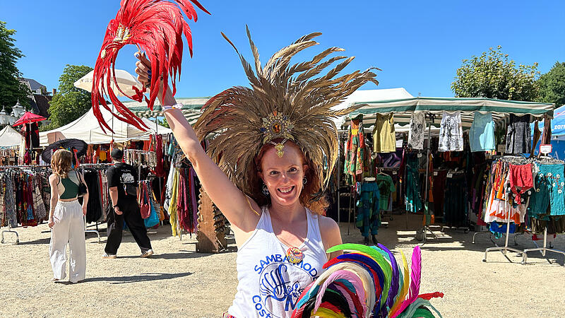 Besuch aus Bologna beim Samba-Festival in Coburg „Samba tut mir gut“, sagt Tatjana Pancotto. In ihrer Heimatstadt Bologna spielt sie in einer Sambagruppe. Beim Samba-Festival in Coburg verkauft sie selbstgenähte Sambakostüme und -zubehör.