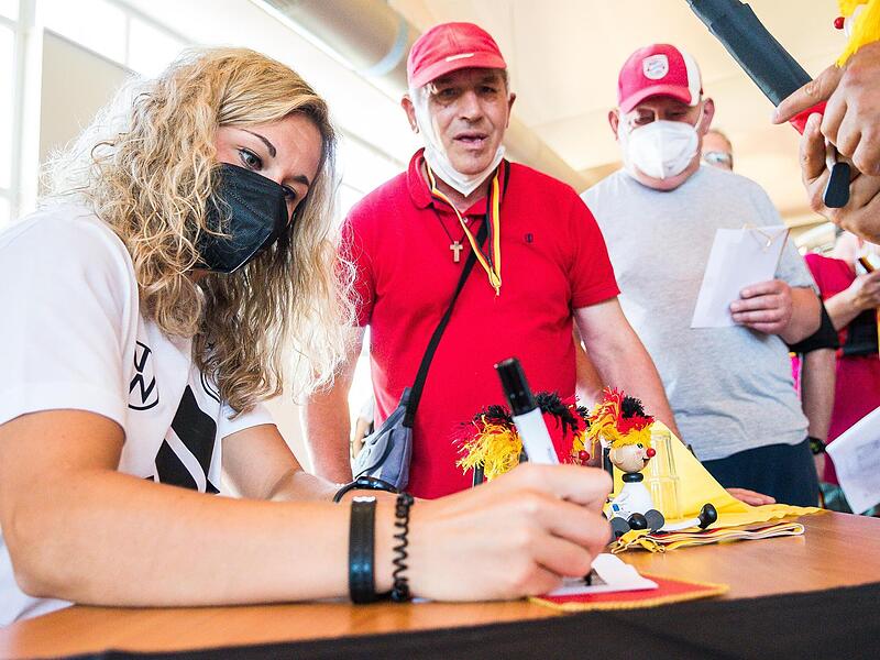 Lena Lattwein gibt Autogramme.