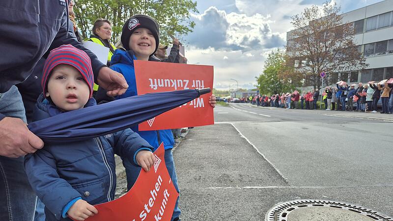 Jung und Alt: Menschenkette um das Valeo-Werk in Ebern