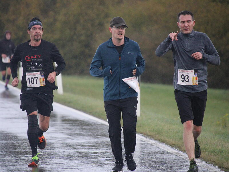 Trotz nasskaltem Herbstwetter lie&szlig;en sich die Sportler den Spa&szlig;  beim 38. Frankenwaldlauf der LG Ludwigschorgast nicht vermiesen.