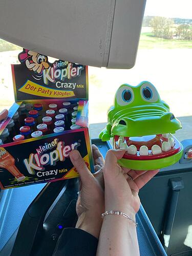 Altbekannte Begleiter in Höchstadter Fanbussen: Kroko und Klopfer, die Laune steigt.