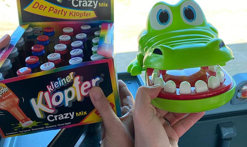 Kroko-Doc im Höchstadter Fanbus Altbekannte Begleiter in Höchstadter Fanbussen: Kroko und Klopfer, die Laune steigt.