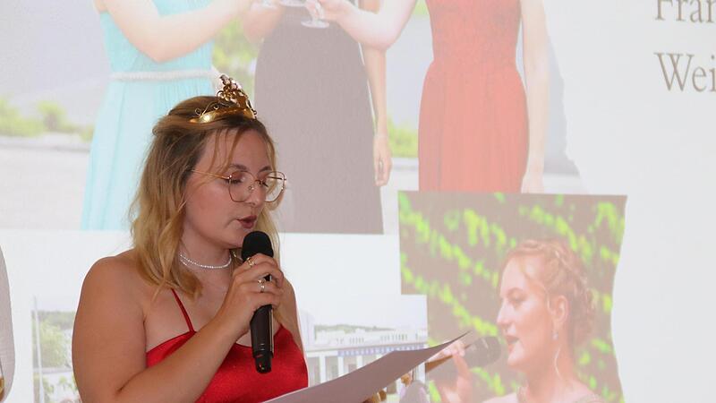 Die Ramsthaler Weinprinzessin Linda Keller blickt auf ihre Amtszeit zur&uuml;ck.