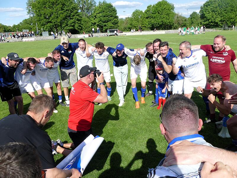 Der TSV Burgebrach bejubelt den Meistertitel in der Bezirksliga Oberfranken West nach dem 2:1 in Kemmern.TSV Burgebrach: Meister Bezirksliga West 2024/25 Der TSV Burgebrach bejubelt den Meistertitel in der Bezirksliga Oberfranken West nach dem 2:1 in Kemmern.