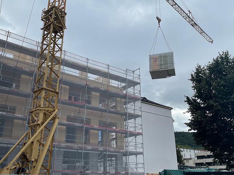 Der erste Rohbau für das neue Sonnenhof Hotel auf dem früheren Steigenberger-Areal wird in den nächsten Wochen fertig. Der Kran hebt eine Nasszelle mit Toilette, Duschkabine und Waschbecken ins dritte Obergeschoss.
