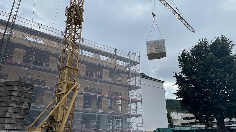 Der erste Rohbau f&uuml;r das neue Sonnenhof Hotel auf dem fr&uuml;heren Steigenberger-Areal wird in den n&auml;chsten Wochen fertig. Der Kran hebt eine Nasszelle mit Toilette, Duschkabine und Waschbecken ins dritte Obergeschoss.