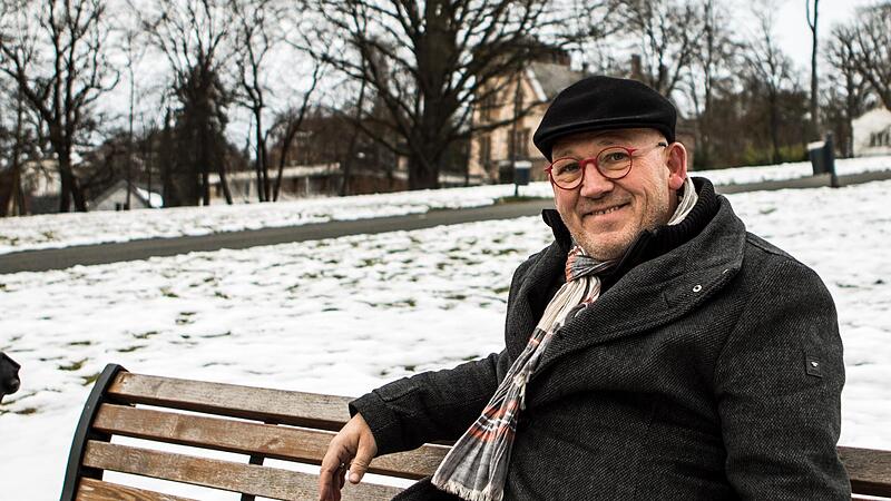 Angekommen in Coburg: Horst Graf auf seiner Lieblingsbank im Hofgarten. Von hier aus genie&szlig;t er den Blick auf den Schlossplatz und die Altstadt von Coburg.