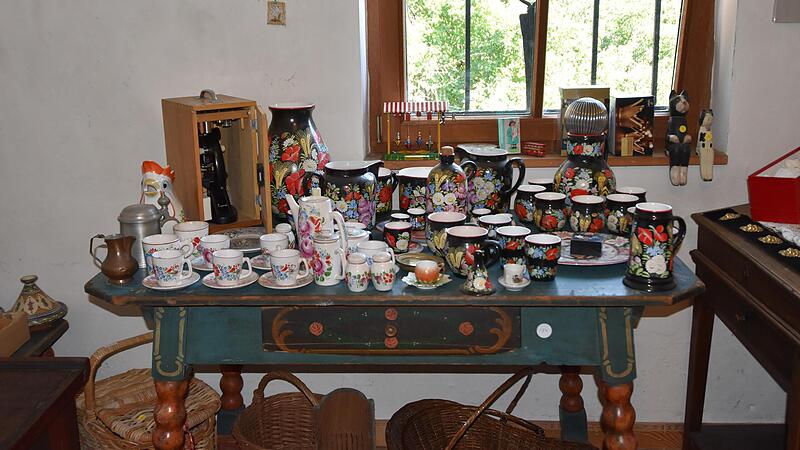 Alt, aber wertvoll: Der renommierte Erlanger Wissenschaftler hinterlie&szlig; in Oberh&ouml;chstadt Porzellan und M&ouml;bel aus vergangenen Jahrhunderten.