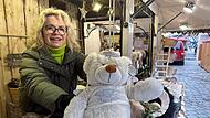 Jolanta Hollert aus Kulmbach verkauft seit &uuml;ber 20 Jahren diverse Produkte aus Lammfell auf dem Coburger Weihnachtsmarkt &ndash; und das eine oder andere Kuscheltier (wie hier den B&auml;ren &bdquo;Engelbert&ldquo;) hat sie auch im Sortiment.