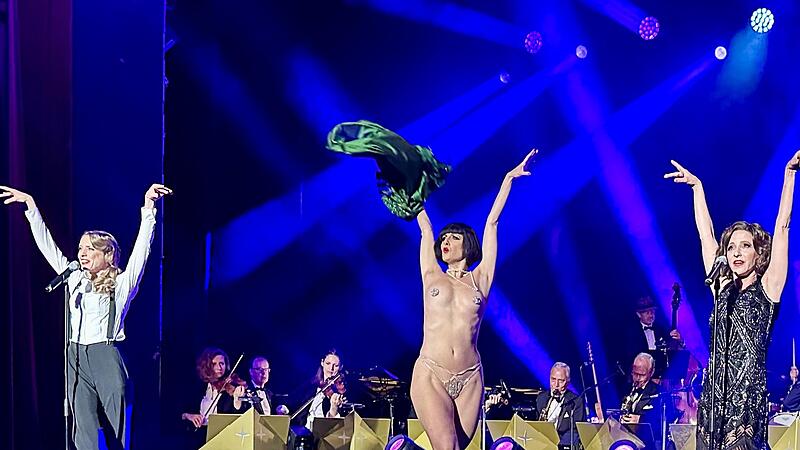 Meta Hüper, Lola La Tease, Sharon Brauner mit dem „The Capital Dance Orchestra“