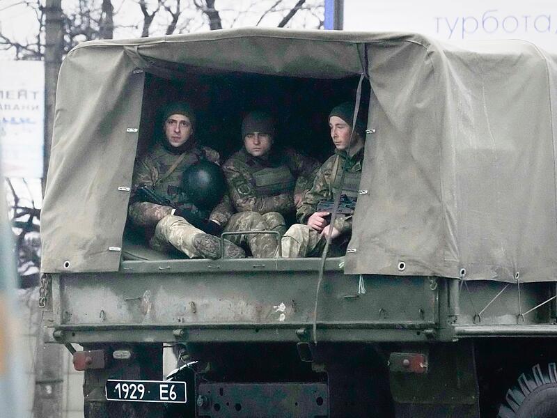 Ukrainische Soldaten fahren in einem Militärfahrzeug am 24. Februar 2022. Russische Truppen haben am Donnerstag ihren erwarteten Angriff auf die Ukraine gestartet. Präsident Putin wies internationale Verurteilungen und Sanktionen zurück und warnte andere Länder, dass jeder Versuch einer Einmischung zu "Konsequenzen führen würde, die Sie noch nie gesehen haben."