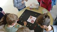 Die Gr&uuml;ndungsmitglieder besiegelten mit Fingerabdruck und Unterschrift die Gr&uuml;ndung der Kinderfeuerwehr &bdquo;Mottener L&ouml;schteufel&ldquo;.
