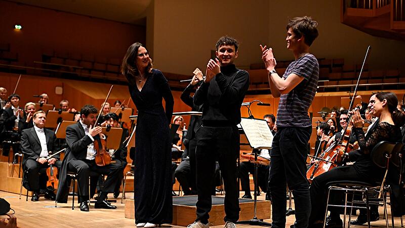 Bei der &bdquo;Slam Symphony&ldquo; in Bamberg hat sich Theresa Sperling gegen ihre beiden Dichtkollegen Samuel Richner (Mitte) und Yannik Noah Ambrusits durchsetzen k&ouml;nnen.