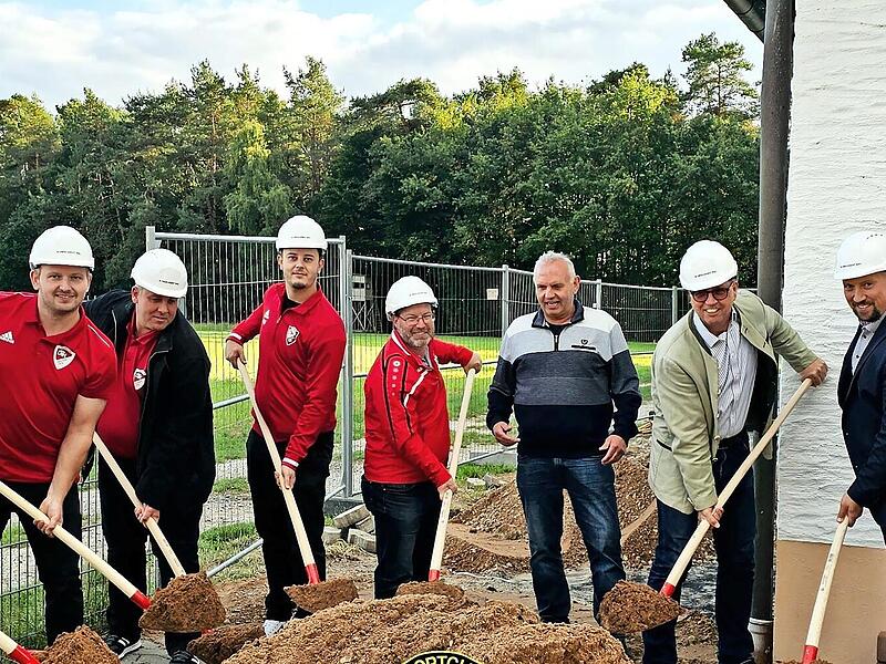Spatenstich für den Anbau an das Sportheim der DJK-SC Oesdorf (v. l.): Eugen Gößwein (Gemeinderat), Johannes Schleicher (Dritter Vorsitzender), Holger Mittelbach (Jugendleiter), Florian Werner (Kassier), Peter Münch (Gemeinde- und Kreisrat, Vorsit...