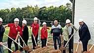 Spatenstich für den Anbau an das Sportheim der DJK-SC Oesdorf (v. l.): Eugen Gößwein (Gemeinderat), Johannes Schleicher (Dritter Vorsitzender), Holger Mittelbach (Jugendleiter), Florian Werner (Kassier), Peter Münch (Gemeinde- und Kreisrat, Vorsit...