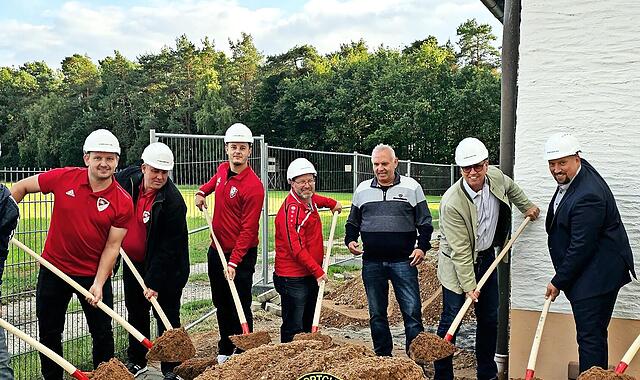 Spatenstich für den Anbau an das Sportheim der DJK-SC Oesdorf (v. l.): Eugen Gößwein (Gemeinderat), Johannes Schleicher (Dritter Vorsitzender), Holger Mittelbach (Jugendleiter), Florian Werner (Kassier), Peter Münch (Gemeinde- und Kreisrat, Vorsit...