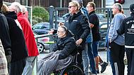 Der Spielleiter des Kreises 2, Egon Grünbeck, der nach einem Fahrradunfall im Rollstuhl sitzt, und sein Mitarbeiter Georg Skliwa wollen vor einer Entscheidung über eine Reduzierung der Ligen in ihrem Kreis die Vereine anhören.