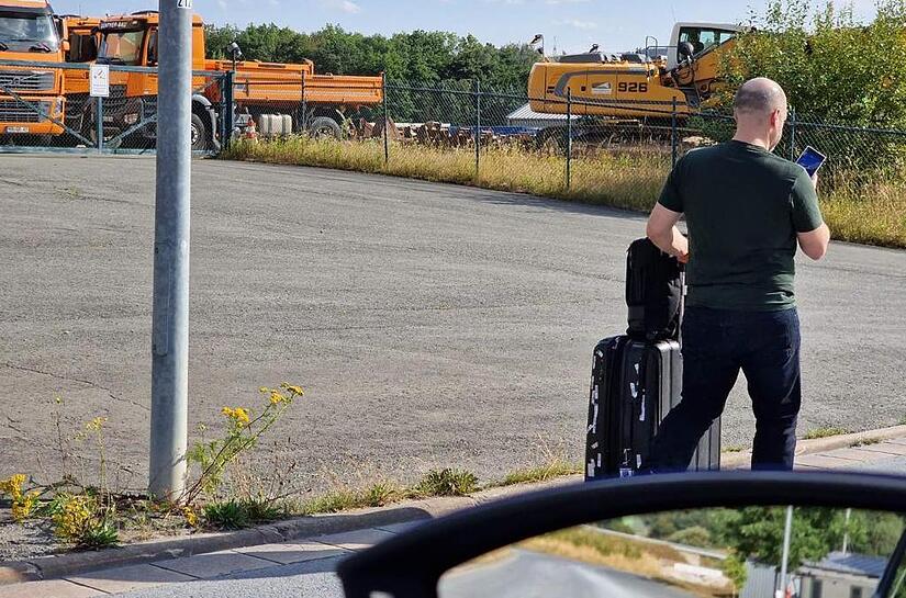 Dieses Foto lancierte der ehemalige Kalkulator der Firma Günther-Bau an die Presse: Es gab einen Polizeieinsatz im Unternehmen, Investor Ori Fastlich steht ausgesperrt vor der Tür.