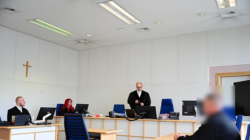 Strafrichter Matthias Bachmann (stehend) und der Angeklagte ohne Rechtsanwalt