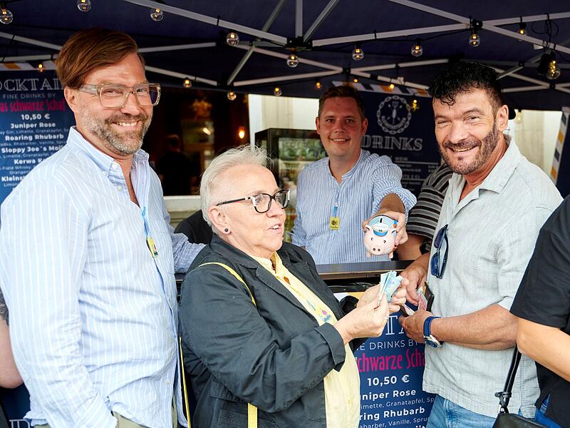 Zweiter Bürgermeister Jonas Glüsenkamp (Grüne) schenkt an Sandkerwa für guten Zweck aus