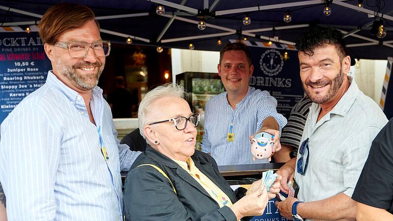 Zweiter Bürgermeister Jonas Glüsenkamp (Grüne) schenkt an Sandkerwa für guten Zweck aus Zweiter Bürgermeister Jonas Glüsenkamp (Grüne) schenkt an Sandkerwa für guten Zweck aus