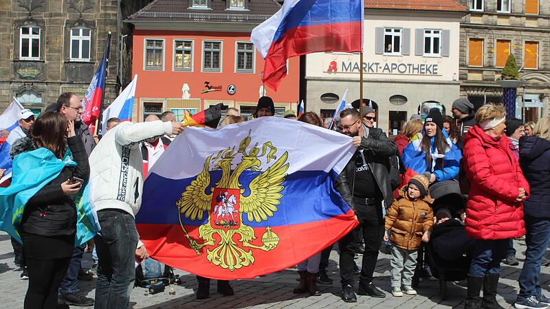Auf dem Marktplatz schwenkten viele Teilnehmer der Demonstration russische Fahnen.
