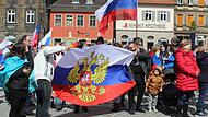 Auf dem Marktplatz schwenkten viele Teilnehmer der Demonstration russische Fahnen.