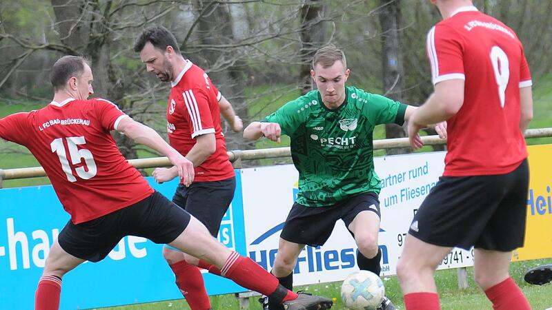 Elias Seufert von der SG Waldberg/Stangenroth (in grün) nimmt es hier gleich mit mehreren Bad Brückenauern auf und ergattert mit seinem Team zumindest einen Punkt beim 1:1-Unentschieden. Elias Seufert von der SG Waldberg/Stangenroth (in grün) nimmt es hier gleich mit mehreren Bad Brückenauern auf und ergattert mit seinem Team zumindest einen Punkt beim 1:1-Unentschieden.