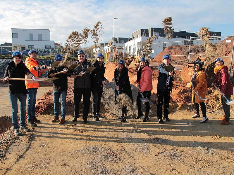 Die Vertreter von Caritas, Architekturbüro, Kindergarten und Stadtverwaltung nahmen die Spaten in die Hand, um auf der Baustelle den ersten Splitt zu verteilen. Die Vertreter von Caritas, Architekturbüro, Kindergarten und Stadtverwaltung nahmen die Spaten in die Hand, um auf der Baustelle den ersten Splitt zu verteilen.