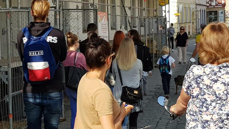 Wartende Menschen vor dem Einwohnermeldeamt gehören in Forchheim zum Stadtbild.Forchheim & Fränkische Schweiz Wartende Menschen vor dem Einwohnermeldeamt gehören in Forchheim zum Stadtbild.Forchheim & Fränkische Schweiz