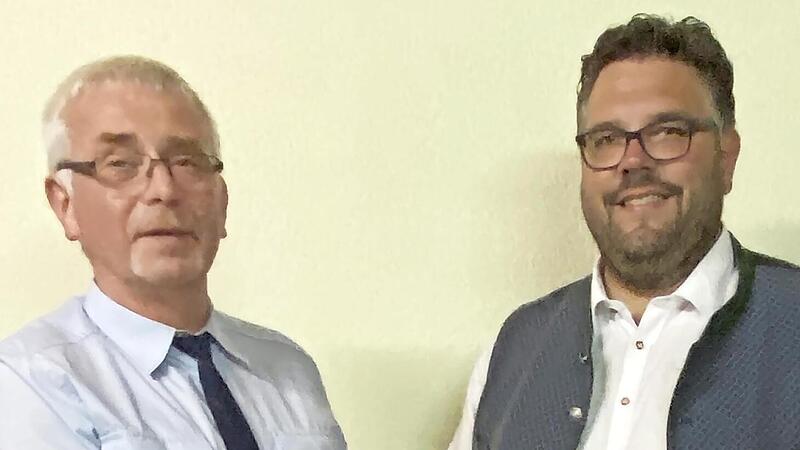 Gerhard Lang (l.) wird von Bürgermeister Marco Friepes verabschiedet. Gerhard Lang (l.) wird von Bürgermeister Marco Friepes verabschiedet.