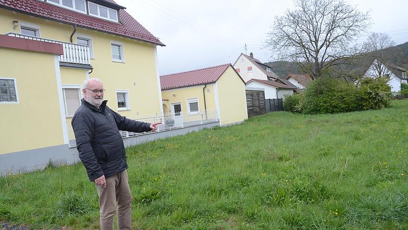 Stadtrat Winfried Lebok zeigt das Grundstück zwischen Frankenstraße und St.-Sebastian-Straße, auf dem zwei Gebäude mit elf Wohneinheiten entstehen sollen. Dort wird es eine Zufahrt von der Frankenstraße aus zu den Stellplätzen geben. Stadtrat Winfried Lebok zeigt das Grundstück zwischen Frankenstraße und St.-Sebastian-Straße, auf dem zwei Gebäude mit elf Wohneinheiten entstehen sollen. Dort wird es eine Zufahrt von der Frankenstraße aus zu den Stellplätzen geben.
