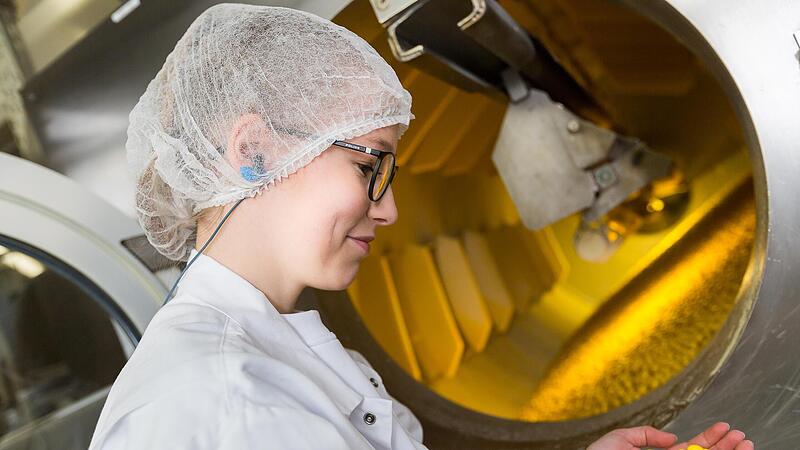 F&uuml;r die Produktion von Schoko-Erdn&uuml;ssen &ndash; hier bei Piasten in Forchheim &ndash; wird viel Energie ben&ouml;tigt. Die ist teuer &ndash; und deshalb wird alles teurer.Forchheim & Fr&auml;nkische Schweiz