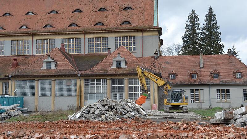 Durch den Zaun geschaut: Wer von der Oskar-von-Miller-Straße aus auf das Gelände schaut, dem präsentiert sich der Schlachthof in komplett veränderter Szenerie. Durch den Zaun geschaut: Wer von der Oskar-von-Miller-Straße aus auf das Gelände schaut, dem präsentiert sich der Schlachthof in komplett veränderter Szenerie.
