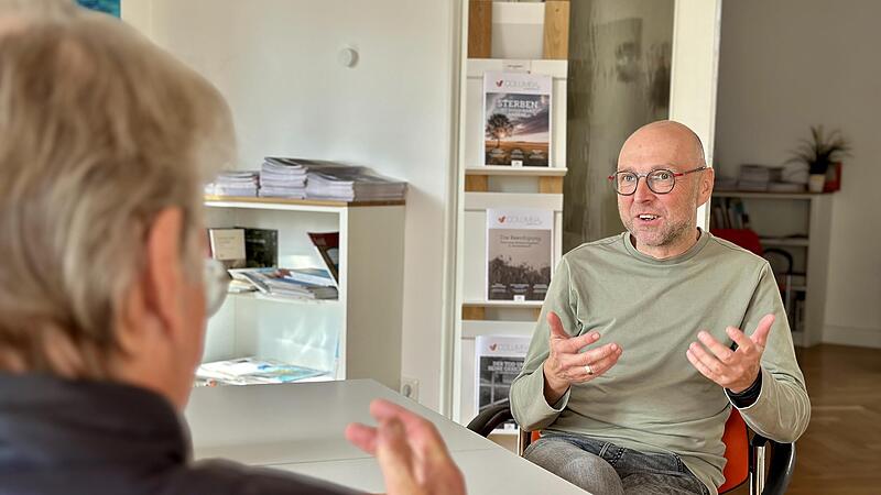 Diakon Georg Paszek kümmert sich nicht nur um die Seelsorge von Patienten und deren Angehörigen Zuhause, er ist auch Ansprechpartner für die Ärzte und Pflegekräfte des Palliativteams sowie in der Palliativakademie Bamberg im Einsatz.