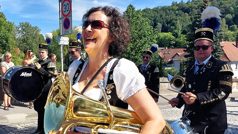 Der Kronacher Sch&uuml;tzenumzug 2024 mit hoher Beteiligung.