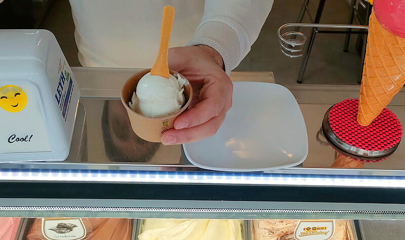 Bad Kissinger nutzen den Wahltag und das milde Wetter für die ersten Eiskugeln des Jahres Die Bad Kissinger nutzen den Wahltag und das milde Wetter für die ersten Eiskugeln des Jahres.