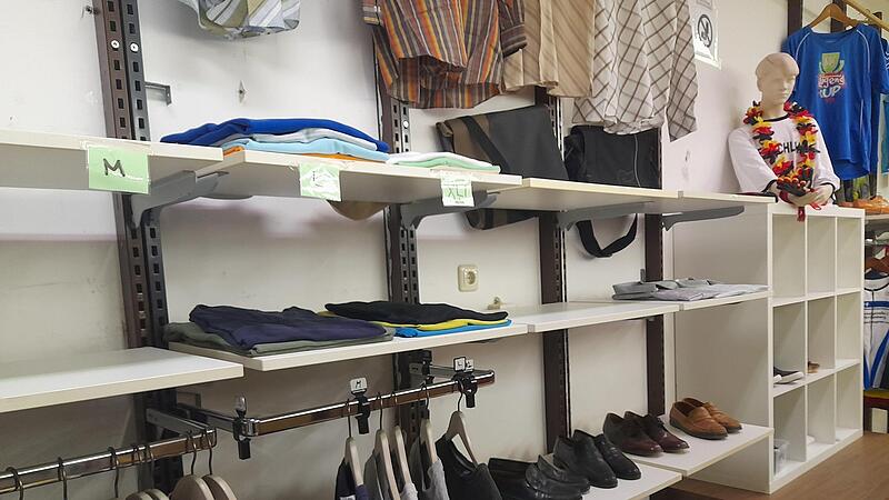 Fast leere Regale. Vor allem an Herrenbekleidung fehlt es im Sozialkaufhaus.