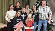 Die erfolgreichen Vestenbergsgreuther Schützen freuen sich mit dem Zweiten Vorsitzenden über ihre Ergebnisse: (hinten v. l.) Klaus Meyer und Lisa Wedel; (zweite Reihe v. l.) Karina Kilian, Jannik Meyer, Nina Meyer und Günter Rost; (vorne v. l.) Le...