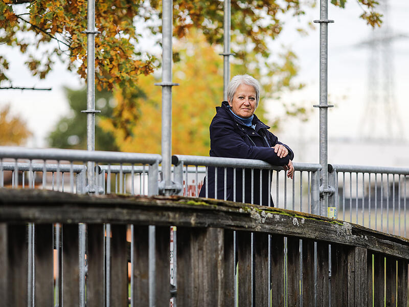 Die Inklusionsbeauftragte der Stadt Hallstadt Yasmin Birk an der maroden Fußgängerbrücke am Sportplatz.